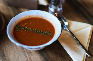 Ev yapımı domates çorbası masada
