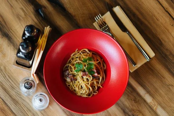 Espaguete saboroso em placa vermelha — Fotografia de Stock