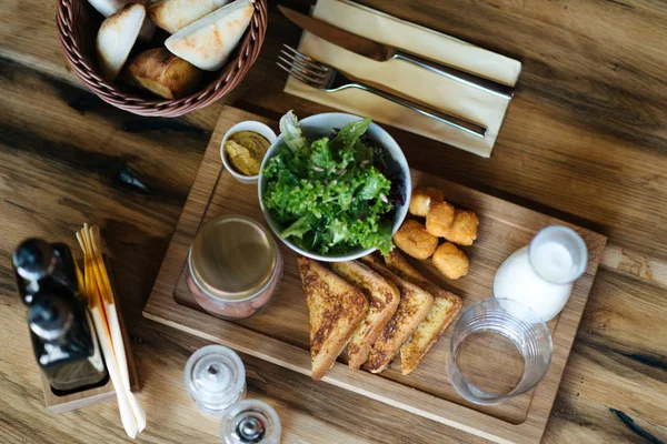 Hemlagad frukost på skärbräda — Stockfoto