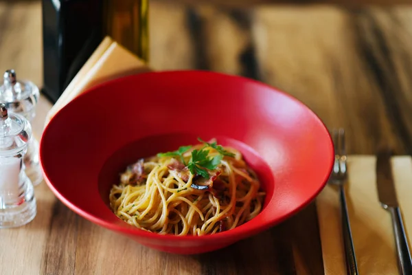 Gustosi spaghetti in piatto rosso — Foto Stock