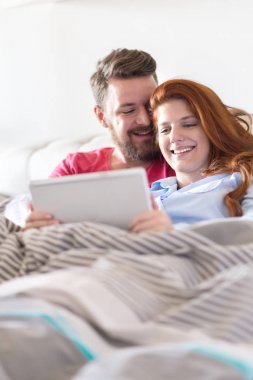 Yatakta yatan çift. 