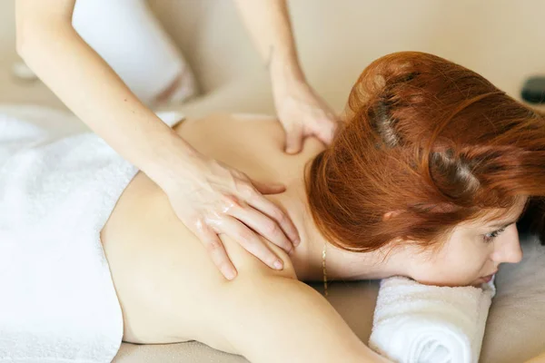 Frau mit massage im spa — Stockfoto