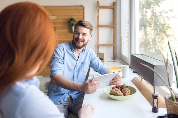 Couple sitting at kitchen — Stock Photo, Image