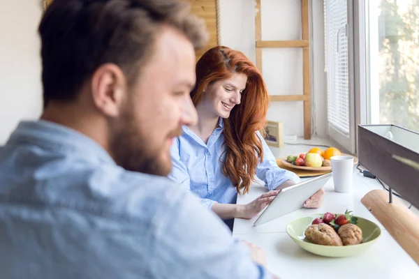 Couple sitting at kitchen — Stock Photo, Image