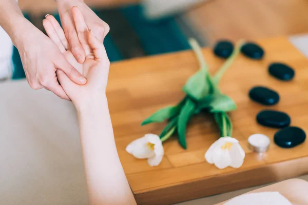 Mujer teniendo masaje en spa — Foto de Stock