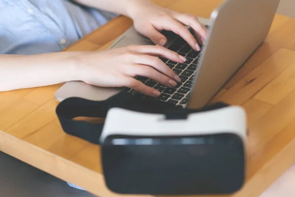 Femme utilisant des lunettes de réalité virtuelle — Photo