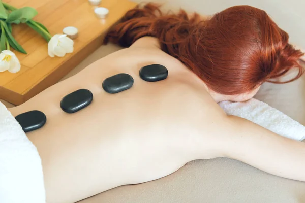 Mujer teniendo terapia en spa — Foto de Stock