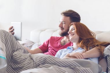 Yatakta yatan çift. 