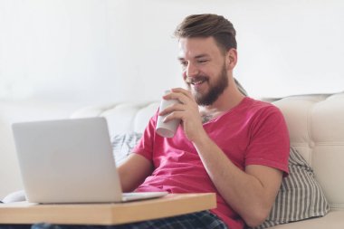 İş adamı kahve içiyor. 