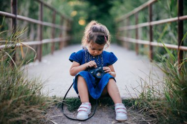 kamera ile küçük kız