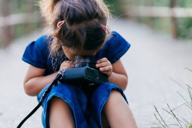 kamera ile küçük kız