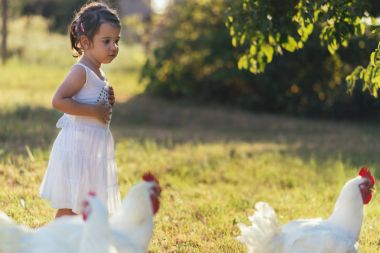 Bahçedeki tatlı küçük kız