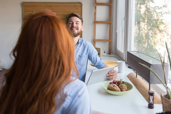 Couple sitting at kitchen — Stock Photo, Image