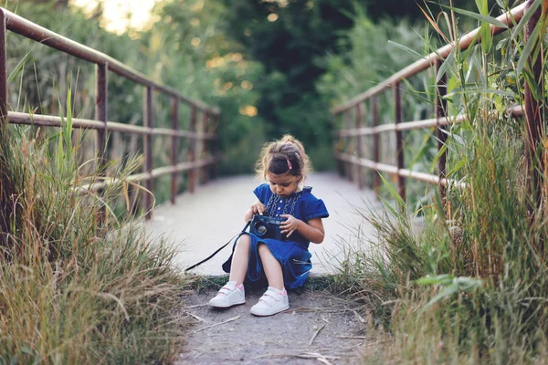 Holčička s fotoaparátem — Stock fotografie