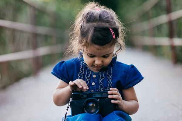 Kamera ile küçük kız — Stok fotoğraf