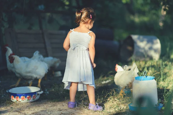 Bahçedeki tatlı küçük kız — Stok fotoğraf