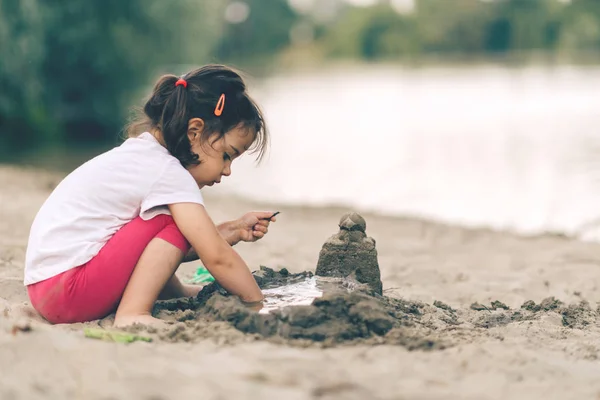 Linda niña jugando en la playa —  Fotos de Stock