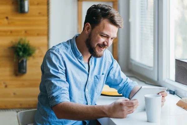 Zakenman die koffie drinkt Rechtenvrije Stockafbeeldingen