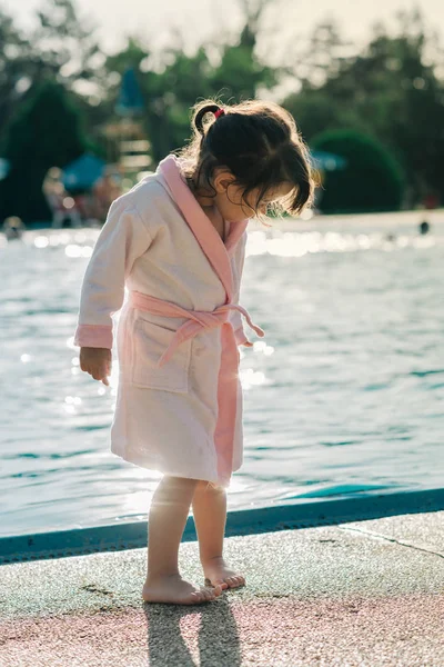 Cute girl near swimming pool — Stock Photo, Image