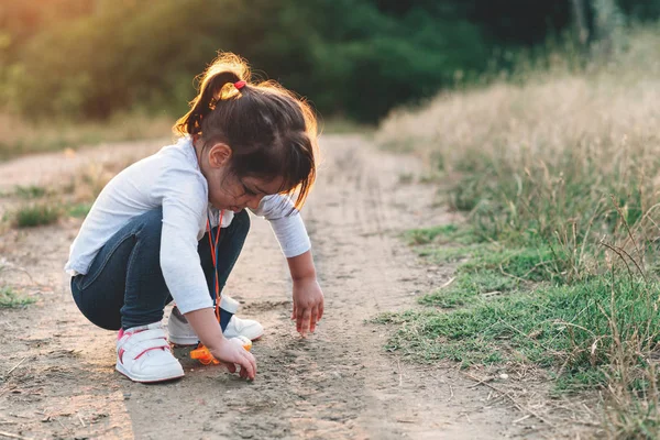Yolda oturan küçük kız — Stok fotoğraf