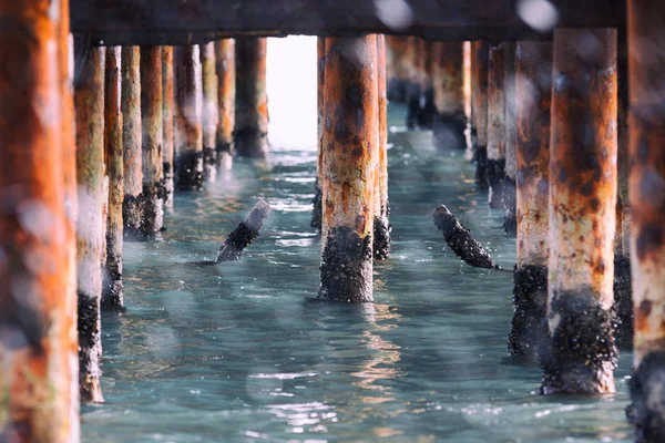 Paslı sütunları pier
