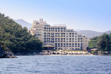 Adada büyük otel