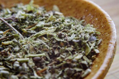 Tahta kaşıkta baharatlar