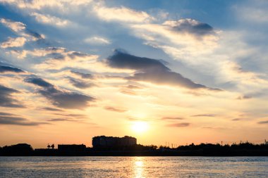 Bulutlu gün batımı