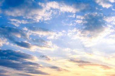 alacakaranlıkta bulutlu gökyüzü