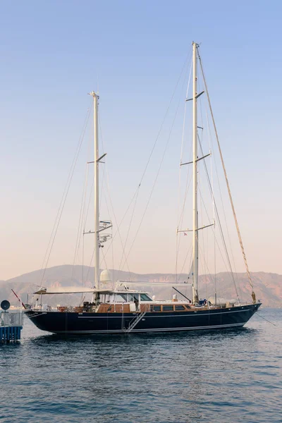 Бей у Середземне море з старий яхти — стокове фото