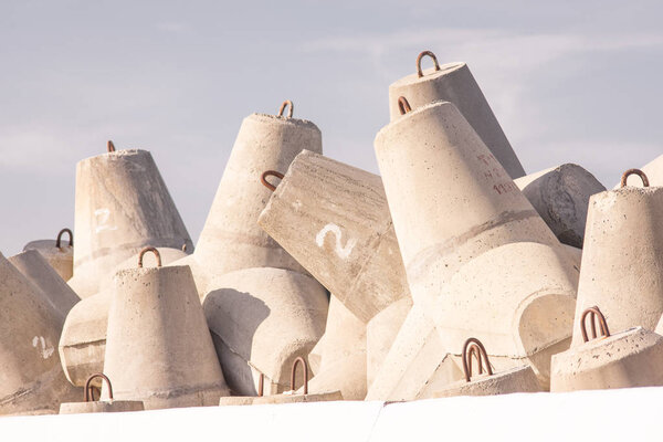 Бетонные поломки с цифрой 2 при дневном свете
