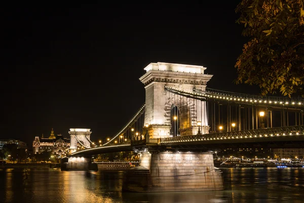 Kettenbrücke in Budapest Ungarn bei Nacht — Stockfoto