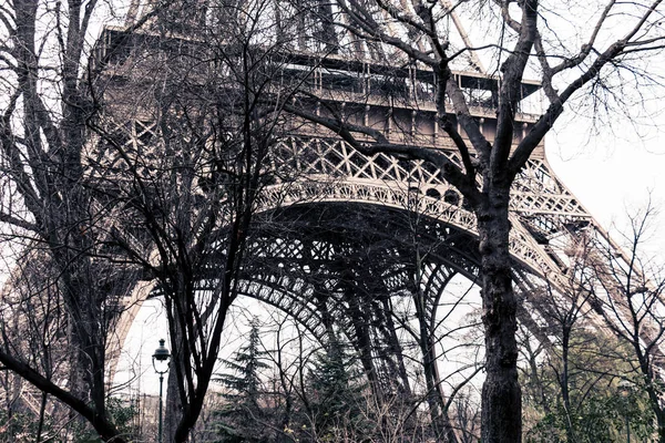 Turnul Eiffel din Paris, Franța, între copaci - orizontal — Fotografie, imagine de stoc