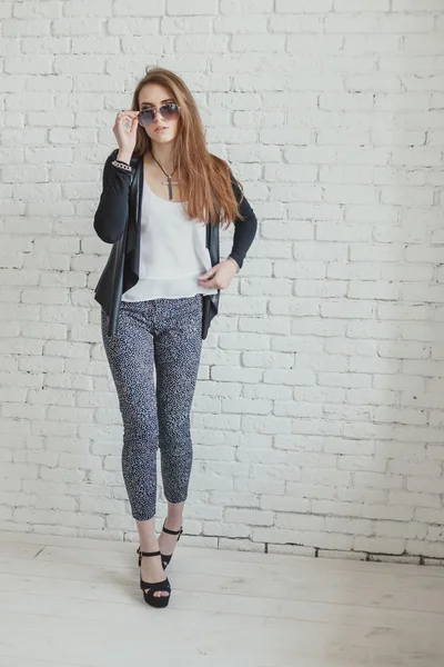 Joven mujer bonita retrato de moda al aire libre. Hermosa chica con gafas de sol — Foto de Stock