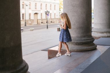 genç kadın üniversite öğrencisi üniversite dışında geliyor