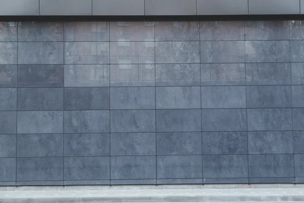 Telhas de parede de metal, fachada detalhe, construção moderna — Fotografia de Stock