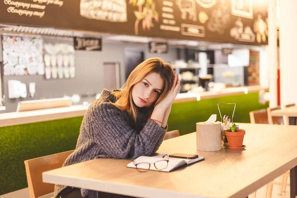 Mujer joven freelancer sentada en la cafetería después de un duro día de trabajo. Estudiante inteligente descansa en sus conferencias termina en la Universidad . —  Fotos de Stock