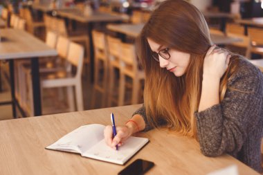 Eğitim ve dizüstü bilgisayar kullanırken öğrenme güzel genç Freelancer kadın. Serbest çalışma, iş insanlar kavramı