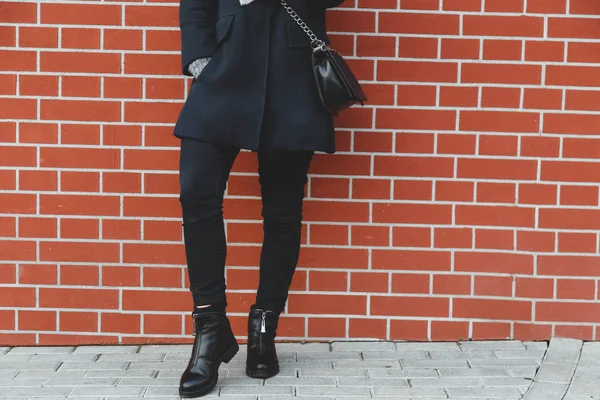 Mujer hermosa joven en abrigo de otoño con bolso elegante, zapatos, blusa a rayas en la calle —  Fotos de Stock