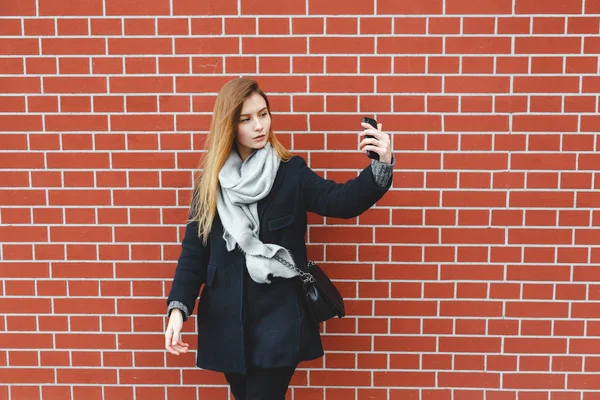 Retrato al aire libre de una estudiante bonita tomando una selfie en el teléfono móvil — Foto de Stock