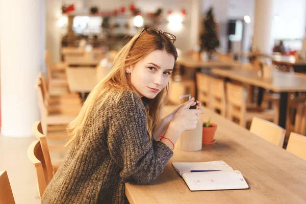 Neşeli kız konuşmak için masada bekler — Stok fotoğraf