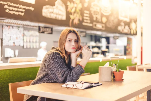 Neşeli kadın cafede oturan poz — Stok fotoğraf