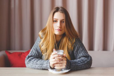 Romantik kız örme kazak elinde sıcak çay keyfi.