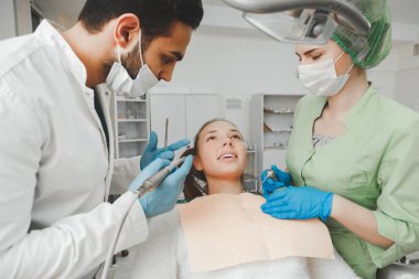 Ağız bir diş hekimi tarafından iş sağlığı genç güzel kız