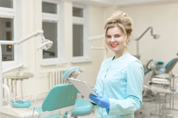 Portret kobiety nowoczesne dentysta w pracy. Konsultacji lekarza. — Zdjęcie stockowe