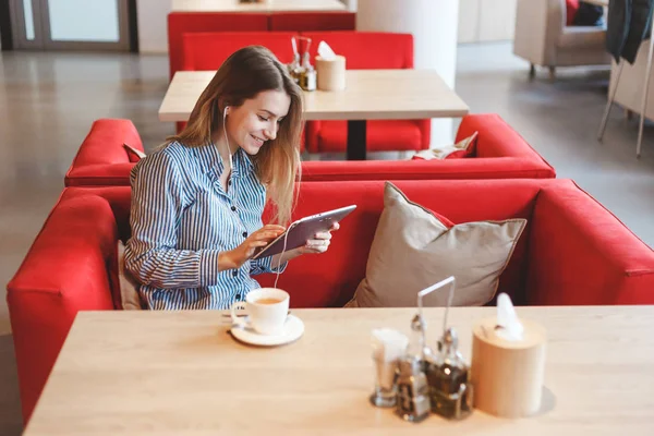 Tablet bilgisayar kafede çay içme ile zarif güzel kadın