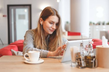 Genç güzel kadın wathing video online kafe