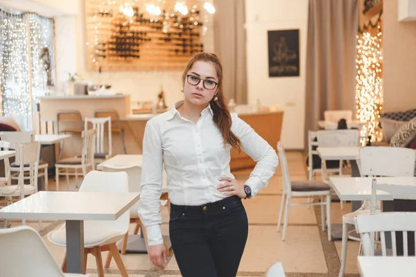 Успешная женщина-менеджер собственного кафе — стоковое фото