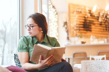 Kitap okuma ve café'de rüya esmer kız