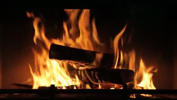 Riscaldamento, calore, concetto di fuoco - primo piano del camino in fiamme a casa — Video Stock